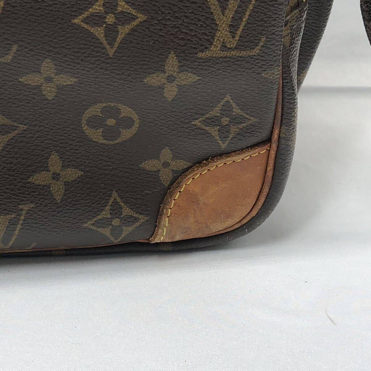 LOUIS VUITTON モノグラム ナイル M45244/AR1014 ストラップ付け根千切れ有 シミ大 型崩れ 金具 角スレ YS UEPY_画像3