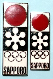 【未使用】 1972年 札幌オリンピック 日の丸と大会マークの記念章 大小２個 SAPPORO 札幌五輪 バッジ バッチ_画像1