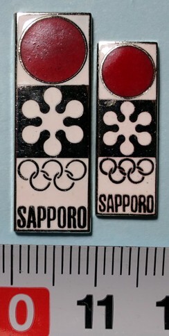 【未使用】 1972年 札幌オリンピック 日の丸と大会マークの記念章 大小２個 SAPPORO 札幌五輪 バッジ バッチ_画像2