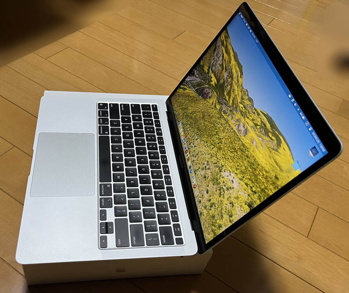 [程度良おまけつき] MacBook Air M1 シルバー (2020) 16GB 512GB US-keyboard 8コアCPU 8コアGPU AppleCare+ 24年12月6日まで_全体（右から）
