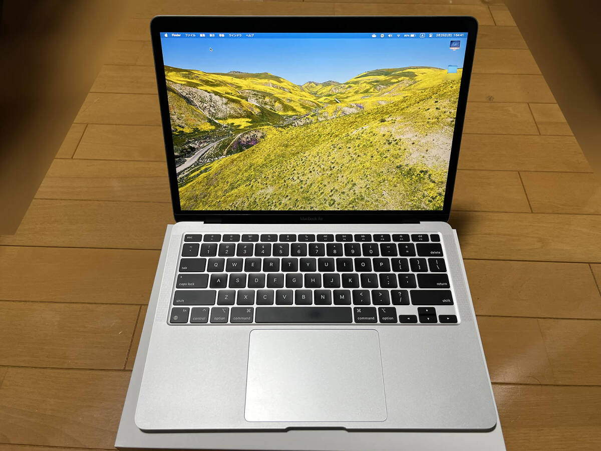 [程度良おまけつき] MacBook Air M1 シルバー (2020) 16GB 512GB US-keyboard 8コアCPU 8コアGPU AppleCare+ 24年12月6日まで_全体（正面から）