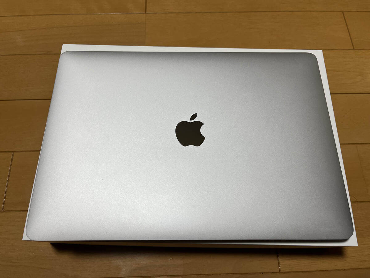 [程度良おまけつき] MacBook Air M1 シルバー (2020) 16GB 512GB US-keyboard 8コアCPU 8コアGPU AppleCare+ 24年12月6日まで_天板。