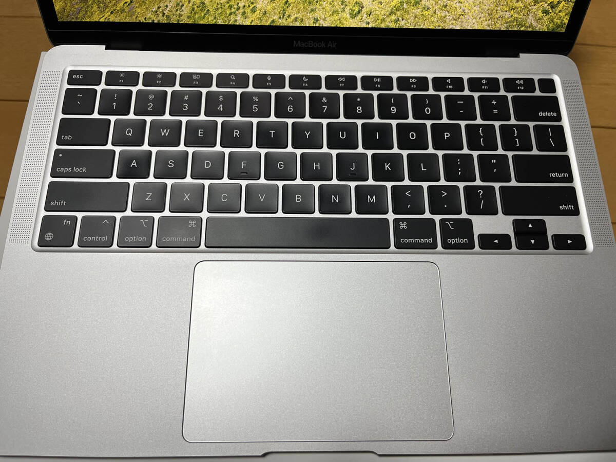 [程度良おまけつき] MacBook Air M1 シルバー (2020) 16GB 512GB US-keyboard 8コアCPU 8コアGPU AppleCare+ 24年12月6日まで_キーボード部分。USレイアウト。