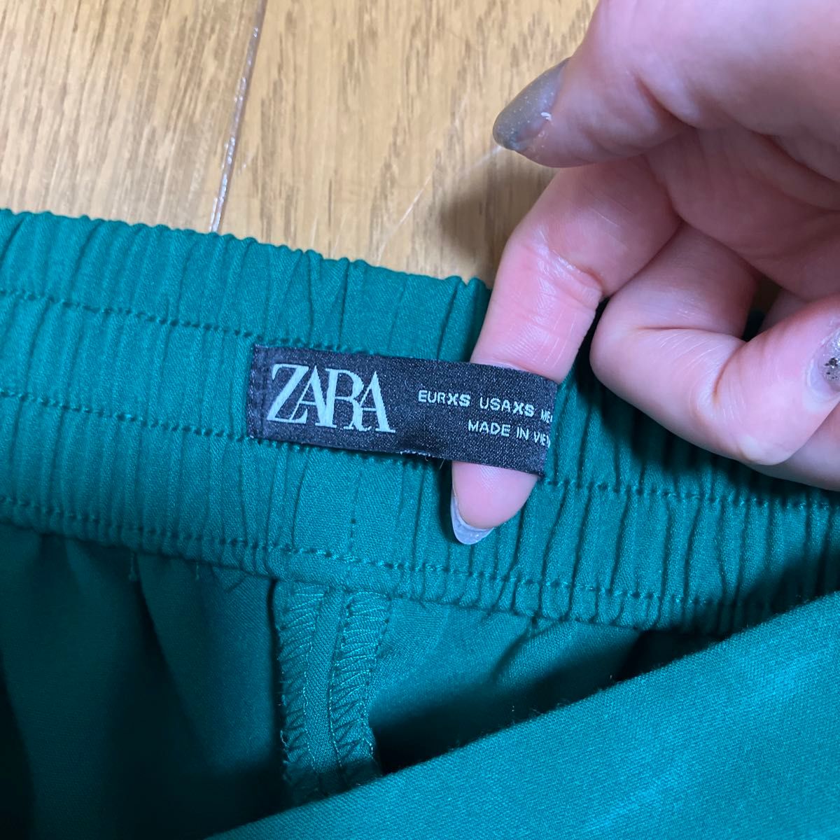【最終値下げ】ZARA グリーンパンツ テーパードパンツ ボタンデザイン
