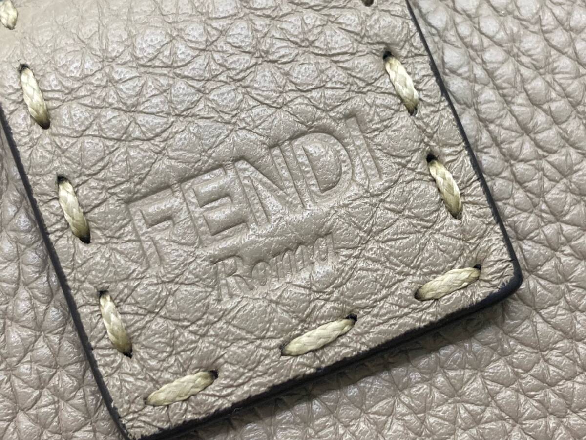 【春一番セール】【未使用保管品】FENDI(フェンディ)　ピーカブー セレリア　ターンロック　シルバー金具 　三つ折り　グレージュ系_画像5