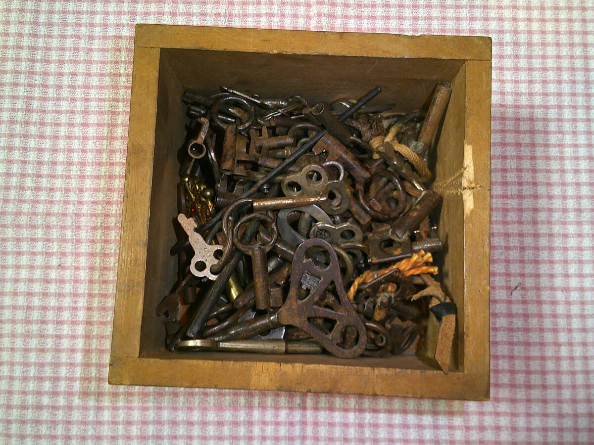 松本市発　江戸時代　箪笥の鍵　キー　90個以上　状態は写真の通りです_画像7