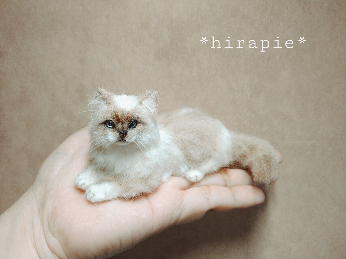 *hirapie*　ひらぴー　羊毛フェルト　バーマン　手のひらサイズ　猫　スフィンクス座り　ハンドメイド　_画像1