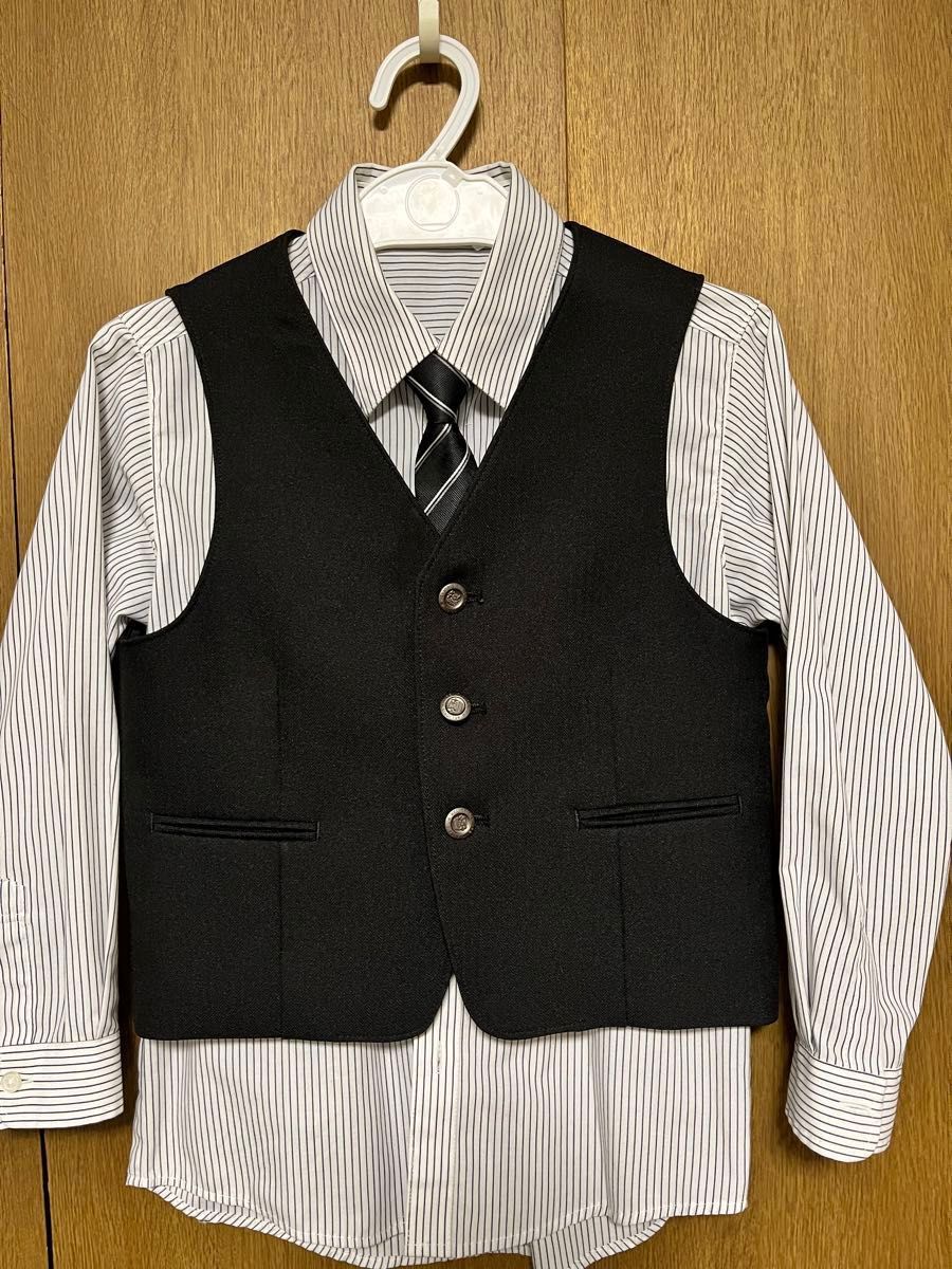 入学式 男の子 卒園式 スーツ フォーマルスーツ 冠婚葬祭　発表会　120 120cm ベスト　ジャケット　黒　スリーピースセット