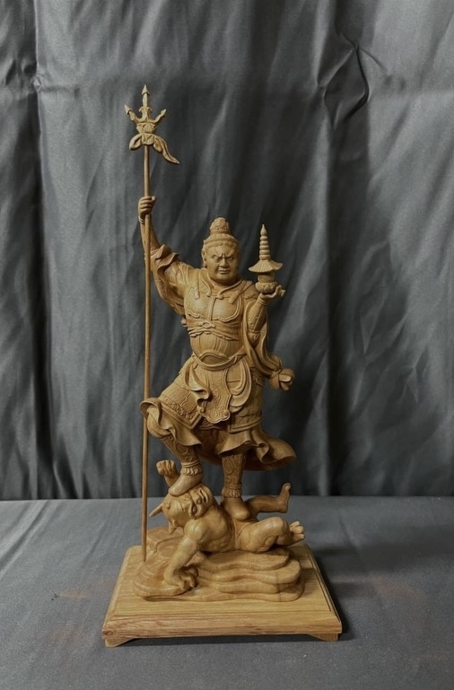 仏教工芸品　総ケヤキ製　井波彫刻　極上彫　木彫仏像　毘沙門天立像_画像1