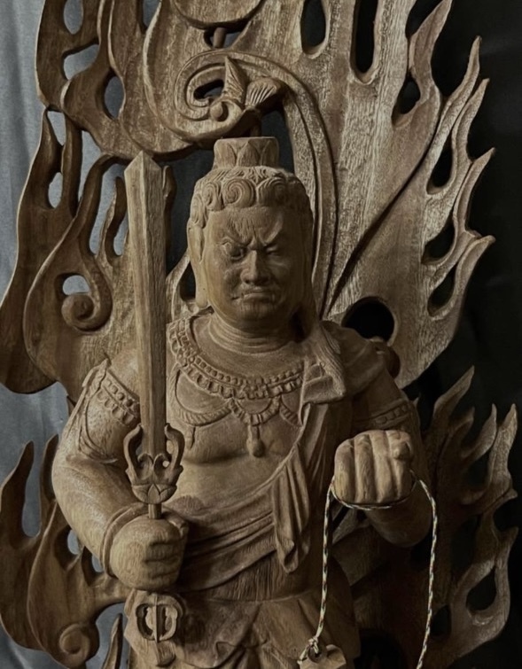 高57cm 仏教工芸品　総楠製　井波彫刻　極上彫　木彫仏像　不動明王三尊立像_画像4