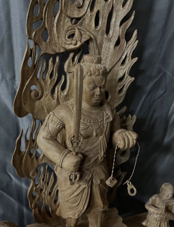 高57cm 仏教工芸品　総楠製　井波彫刻　極上彫　木彫仏像　不動明王三尊立像_画像7