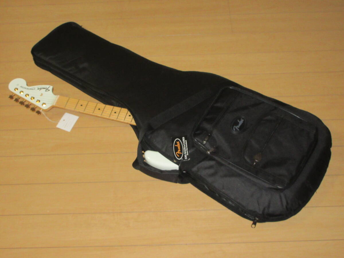 未使用、ファーストオーナー品「Fender Deluxe Gig Bag ／ フェンダー デラックス ギグ バッグ」買ったばかりの新同美品_ストラト収納時(ギターは付属しません)