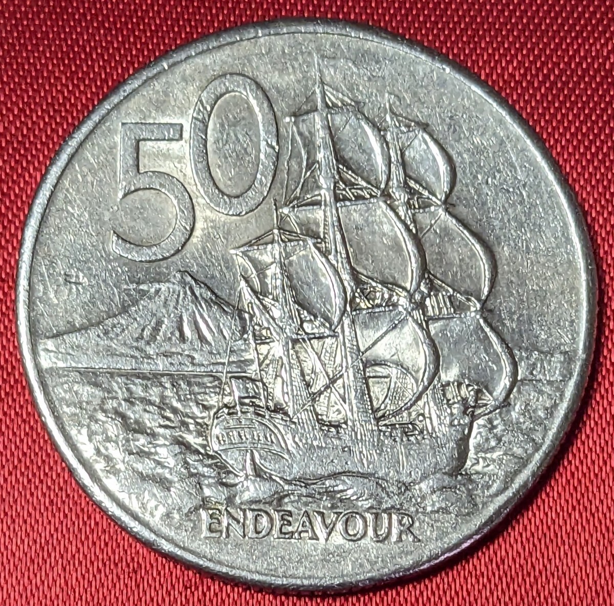 ニュージーランド 50セント白銅貨 1980年  【エンデバー号帆船】   玉ちゃんNo.3111の画像1