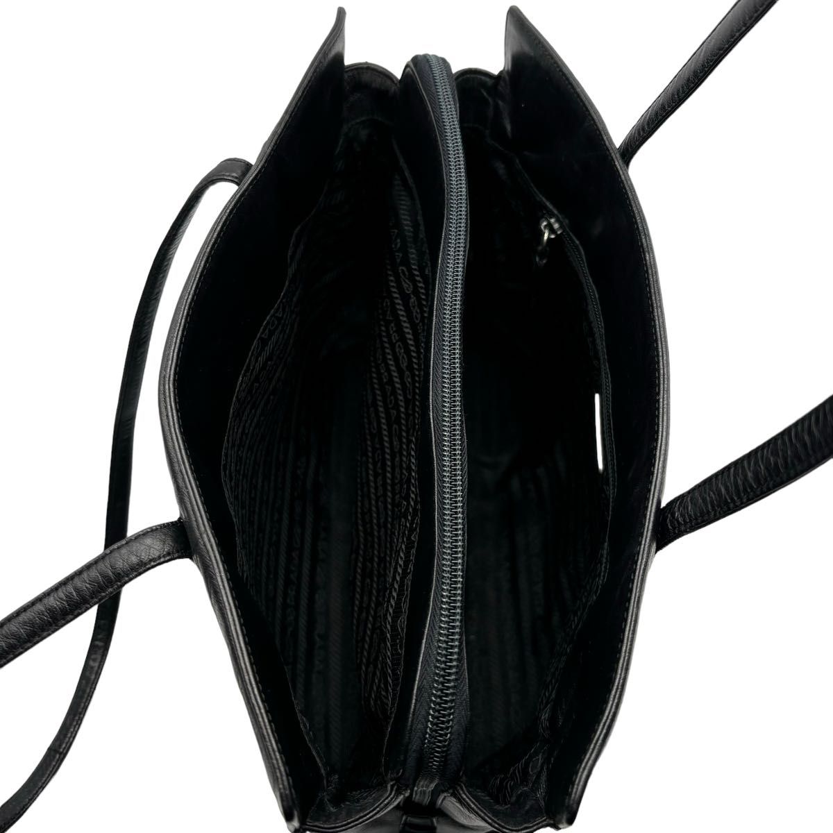 PRADAプラダ　レザートートバッグ　ロゴ刻印　 ブラック 黒 肩掛け　A4可　ショルダーバッグ