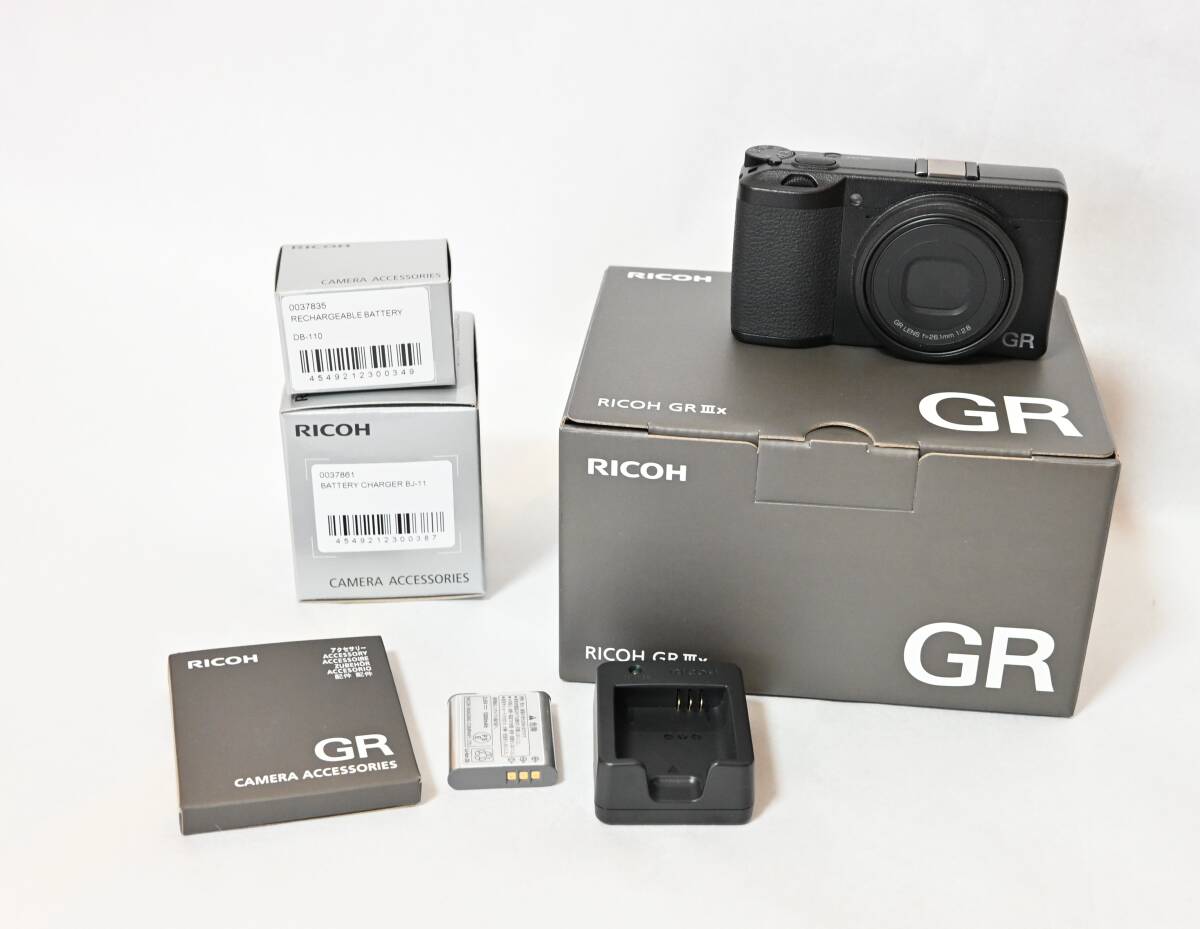 美品 RICOH リコー　GRⅢx 予備バッテリー　充電器　メタルシューカバー付　ショット数577_画像1