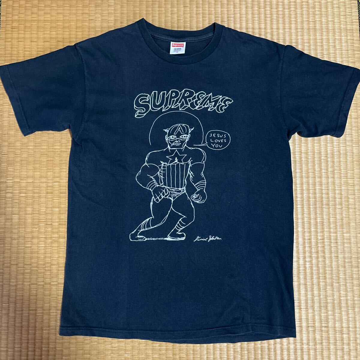 SUPREME x ダニエルジョンストン★アートTシャツ Supreme x ダニエルジョンストン コラボ イラスト ロゴ Tシャツ