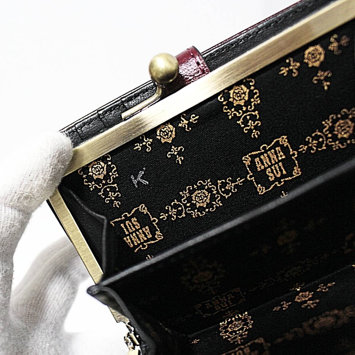 新品 アナスイ ロジェシリーズ ライニングロゴ総柄 がま口小銭入れスナップボタン折財布　Ｋ3376
