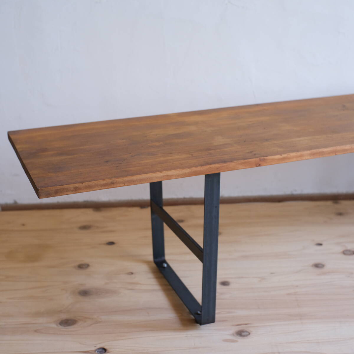 古い木の裁縫台テーブル☆裁ち台　作業台　無垢板　コーヒーテーブル　テレビ台　アンティーク　黒皮鉄　アイアン