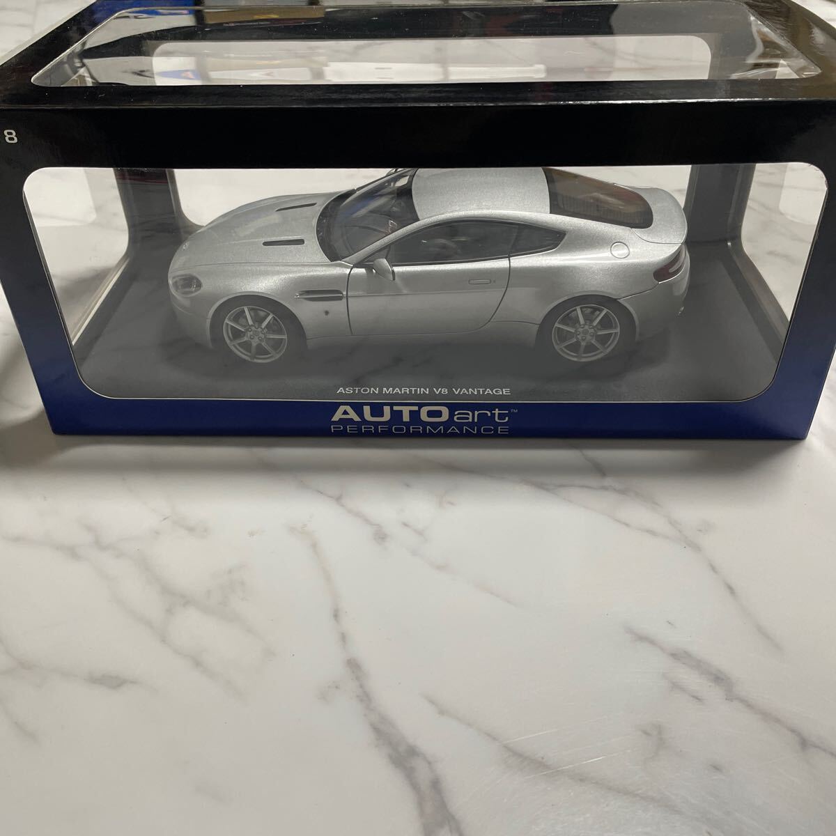 《箱付き》【1/18スケール】ASTON MARTIN V8 VANTAGE AUTOart ミニカー 模型 コレクション放出 メタルダイキャスト シルバー ヴァンテージ