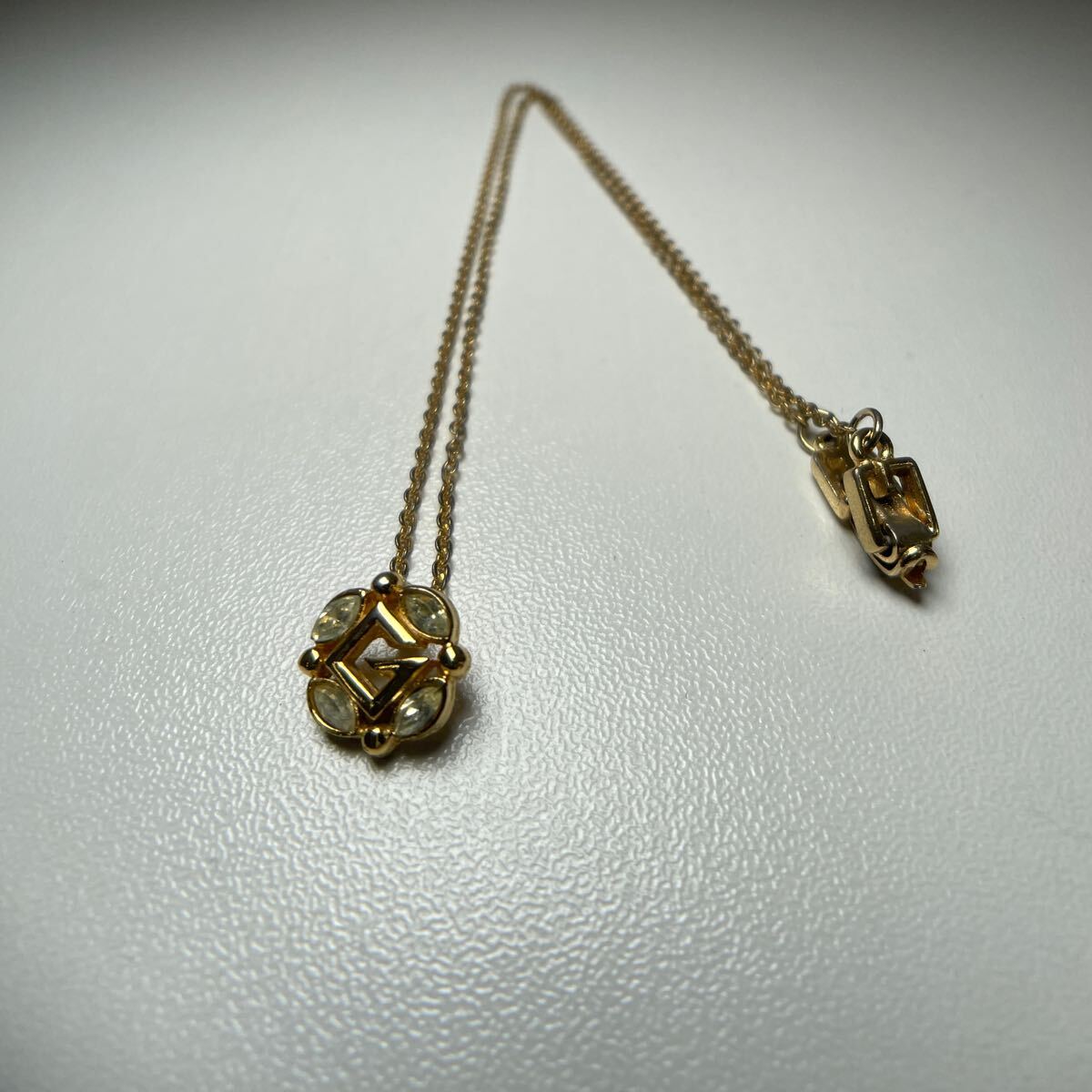 W◎ GIVENCHY ジバンシー 4Pラインストーン Gロゴ ネックレス ヴィンテージ アクセサリー ゴールド ジバンシイ 細かなキズ汚れ有り_画像1