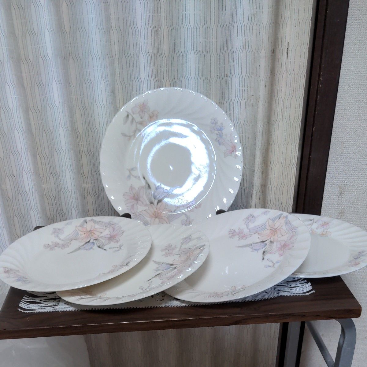 ディナープレート 洋食器　HOYA China　ホワイトウェーブ模様にピンクの山百合絵柄　皿幅23.5c 未使用品　5枚セット