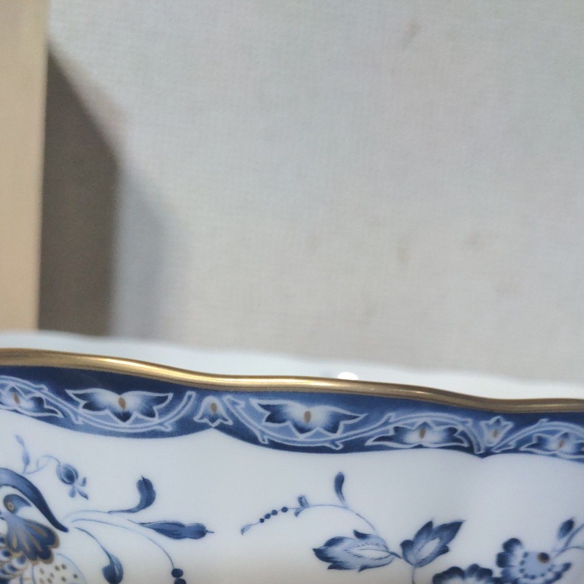 NARUMI Born  China　 金彩ボウル　絵柄はアネモネ、風船かずら、 菊花の金彩青絵 皿幅20C  高さ9.5C 