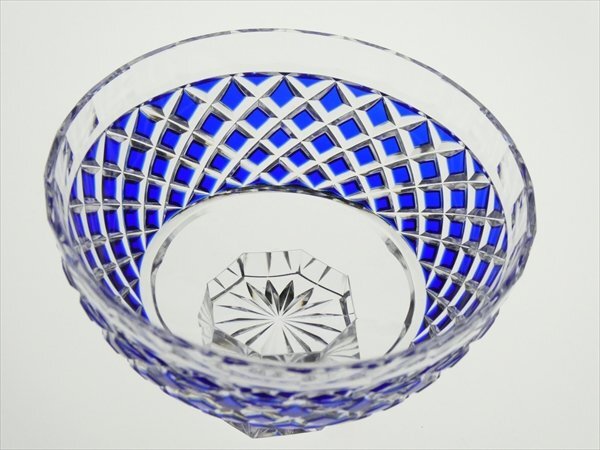 N4 薩摩切子 亀井硝子 藍被せ 切子ガラス 紗綾 ぐい呑 酒盃 高台盃 酒器 共箱_画像3