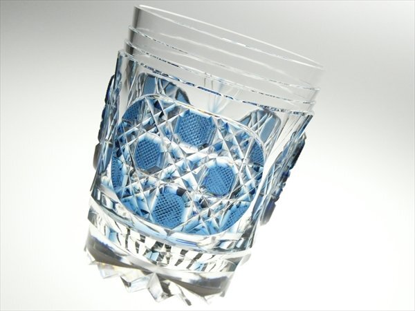N145 薩摩切子 松浦正行 作 藍被せ 切子ガラス 八角籠目に魚子紋 オールドファッション ロックグラス 共箱の画像2