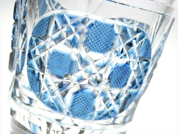 N145 薩摩切子 松浦正行 作 藍被せ 切子ガラス 八角籠目に魚子紋 オールドファッション ロックグラス 共箱の画像4