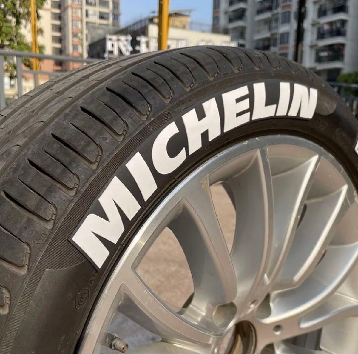 ミシュラン　タイヤステッカー 1台分 4枚 MICHELIN タイヤレター ホワイトレター　専用接着剤1個付き