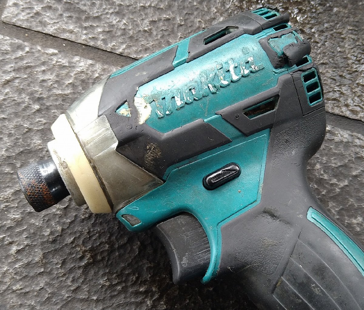 ＄1000円スタート【 Makita マキタ 14.4V 4.0Ah 充電式インパクトドライバ TD137D 純正バッテリー付き 電動工具 売り切り特価品 】KH11685_画像4