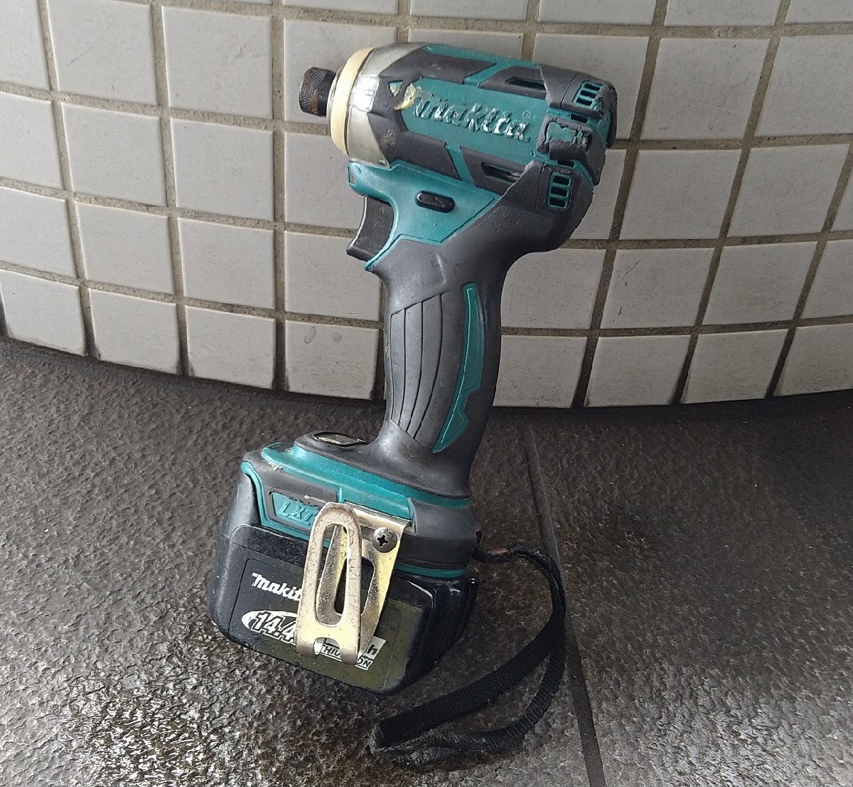 ＄1000円スタート【 Makita マキタ 14.4V 4.0Ah 充電式インパクトドライバ TD137D 純正バッテリー付き 電動工具 売り切り特価品 】KH11685_画像3