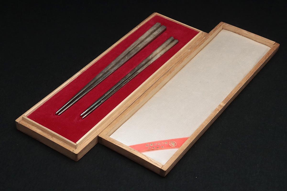 ER137 [ virtue power quality product ] silver made chopsticks * silver chopsticks large small two serving tray total -ply 57g silver made . also box .* silver Hara . chopsticks * silver chopsticks . gold . fine art 