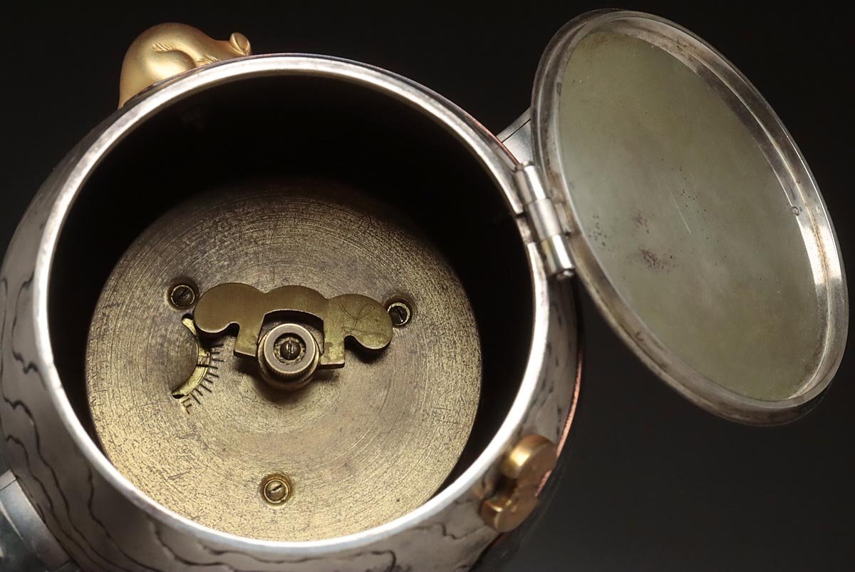 ER549 【Ansonia】アンソニア 彫金「宝尽 小槌に鼠」置時計 幅22.5cm 重835g・小槌形置時計・手巻 八日巻置時計 U.S.Aの画像9