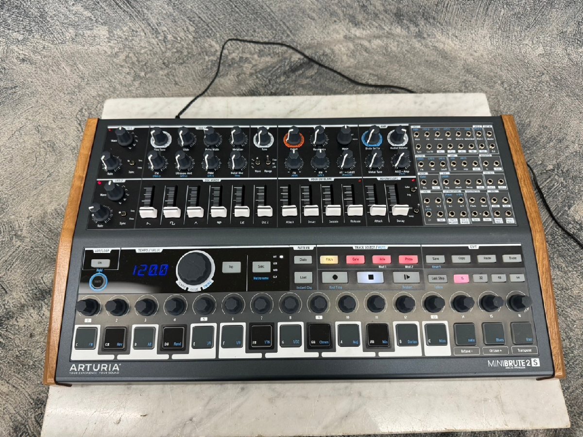 □t2654 中古★Arturia アートリア MINI BRUTE2S アナログシンセサイザー 本体のみの画像2