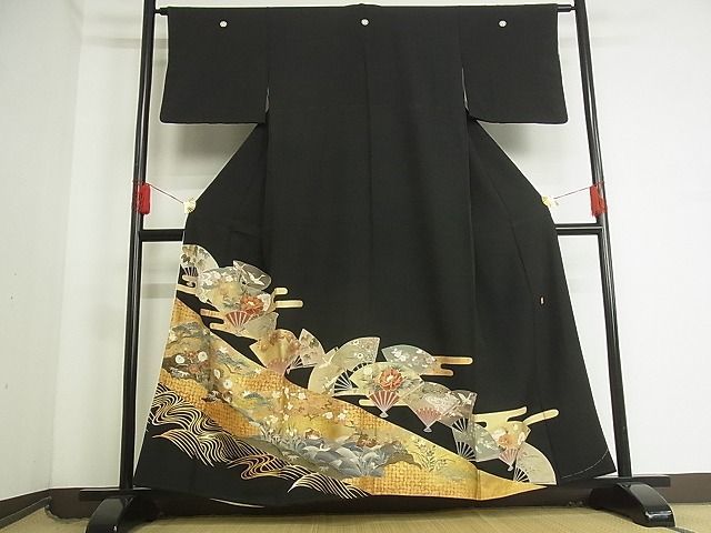 平和屋-こころ店■豪華黒留袖　作家物　扇面花鳥文　松竹梅　金彩　着丈155.5cm　裄丈62.5cm　正絹　逸品　B-zg9448_画像1