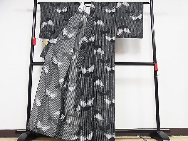 平和屋川間店■夏物 小紋 舞蝶文 黒地 着丈162cm 裄丈67cm 洗える着物 B-ph6561の画像2