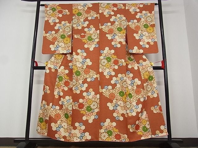 平和屋川間店■上質な小紋　雲取り亀甲菊唐草文　金彩　金通し地　着丈152cm　裄丈62cm　正絹　逸品　B-wt9574_画像2