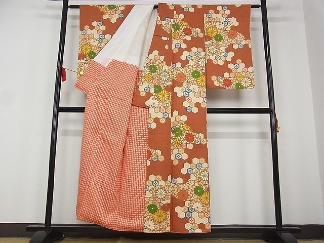 平和屋川間店■上質な小紋　雲取り亀甲菊唐草文　金彩　金通し地　着丈152cm　裄丈62cm　正絹　逸品　B-wt9574_画像3