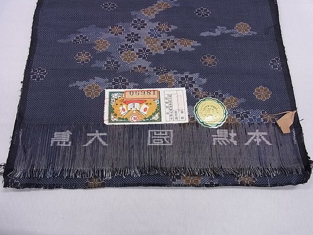 平和屋1■本場大島紬　反物　7マルキ　霞舞花文　着尺　逸品　未使用　CAAA2170ev_画像3