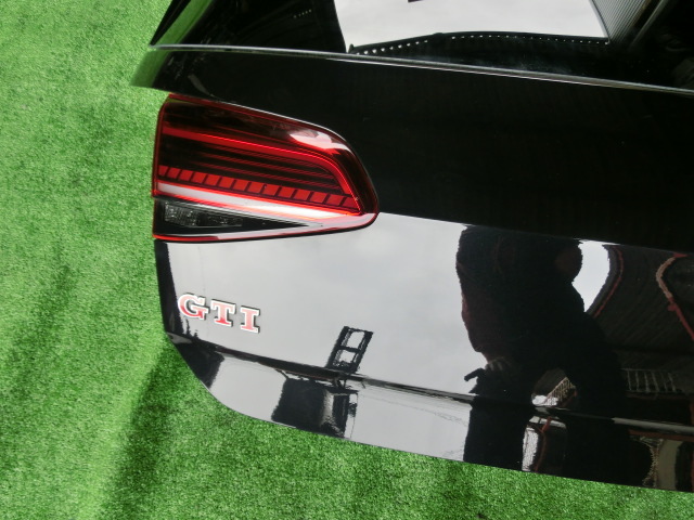 ゴルフ 7 GTI 5G系 後期 7.5 バックドア リアドア ハッチバック リアゲート 黒/LC9 リアスポイラー付き ルーフスポイラー リップ 神奈川の画像2