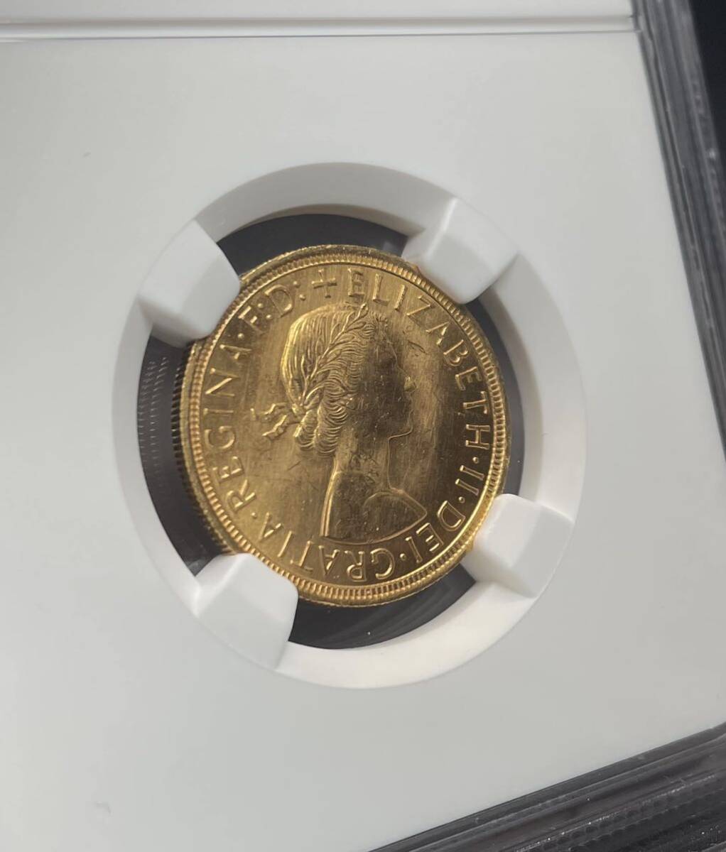 【 初年号 高鑑定 】 1957 イギリス 1ソブリン 金貨 NGC MS65 ヤングヤング エリザベス2世 竜退治 アンティークコイン モダン 資産保全_画像6