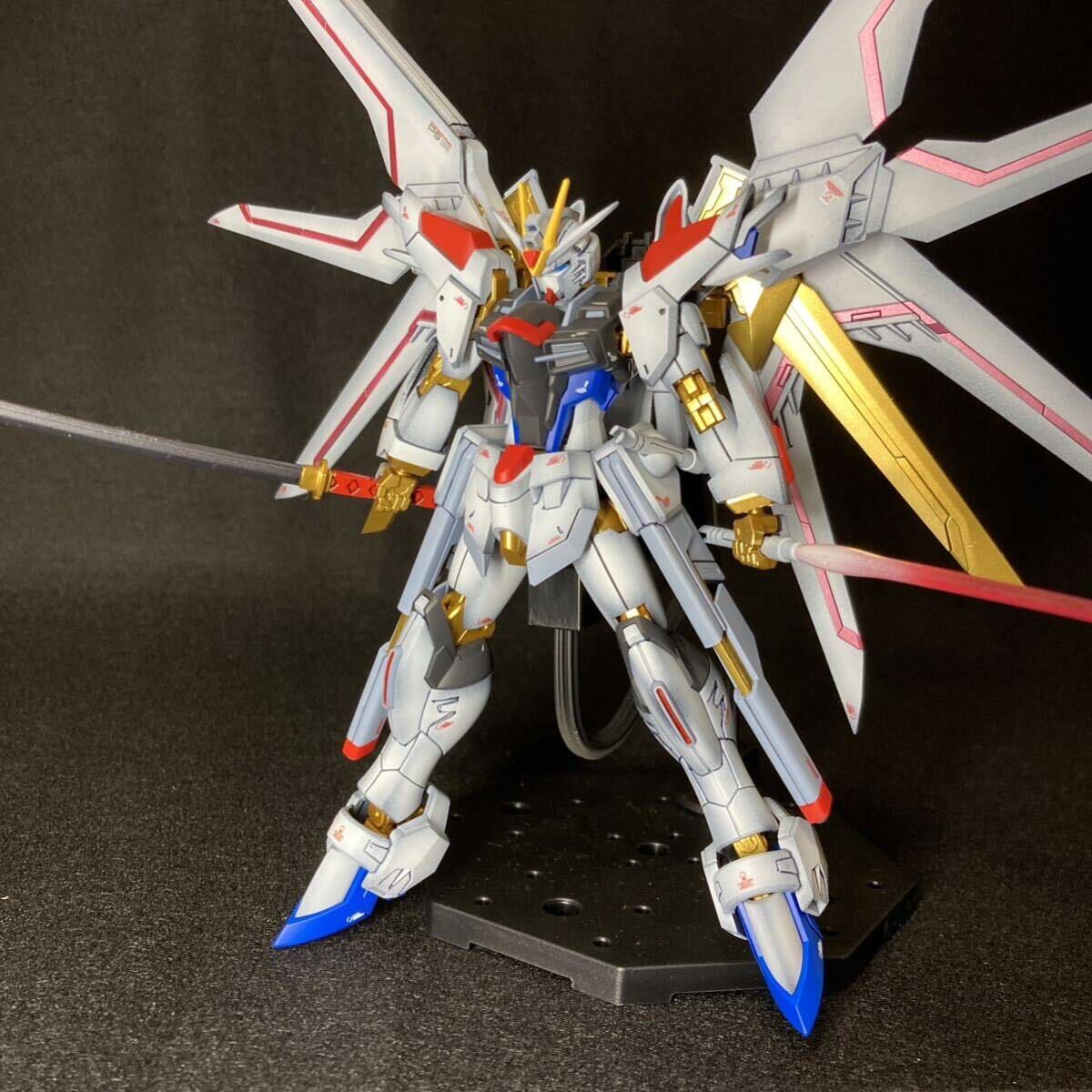 HG ライジングフリーダムガンダム　オリジナルカスタム　全塗装完成品　１円スタート　改修　改造　グラデーション　スタンド付き_画像2