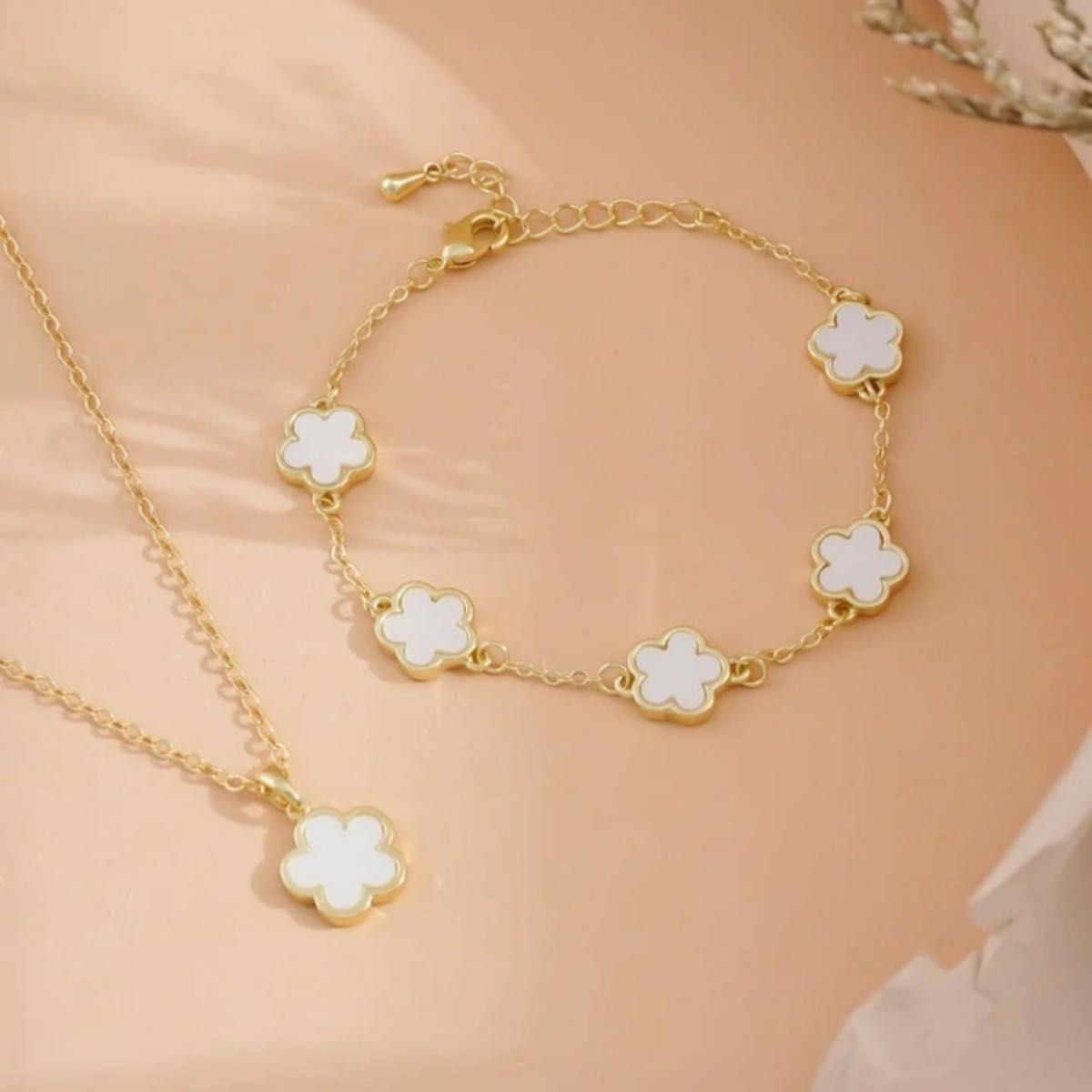 【新品】ホワイト　ゴールド お花モチーフ　アクセサリーセット シンプル ブレスレット　ネックレス　大人かわいい