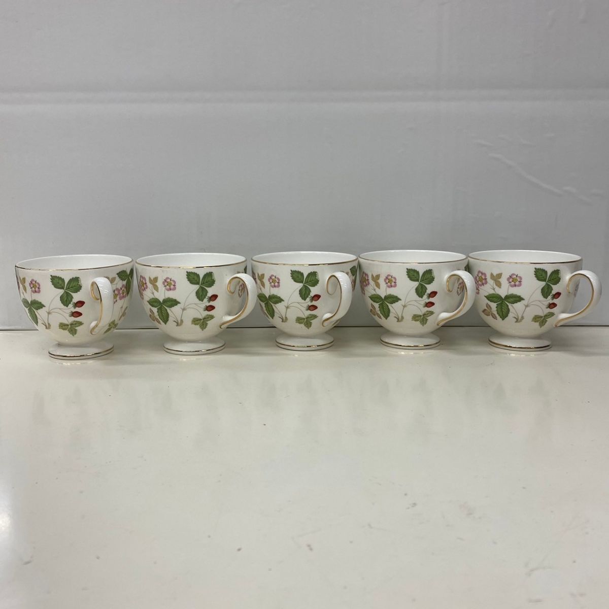 W308-C4-1407 WEDGWOOD ウェッジウッド WILD STRAWBERRY ワイルドストロベリー カップ&ソーサー 5客 セット 洋食器 金彩 茶器 まとめ ④_画像5