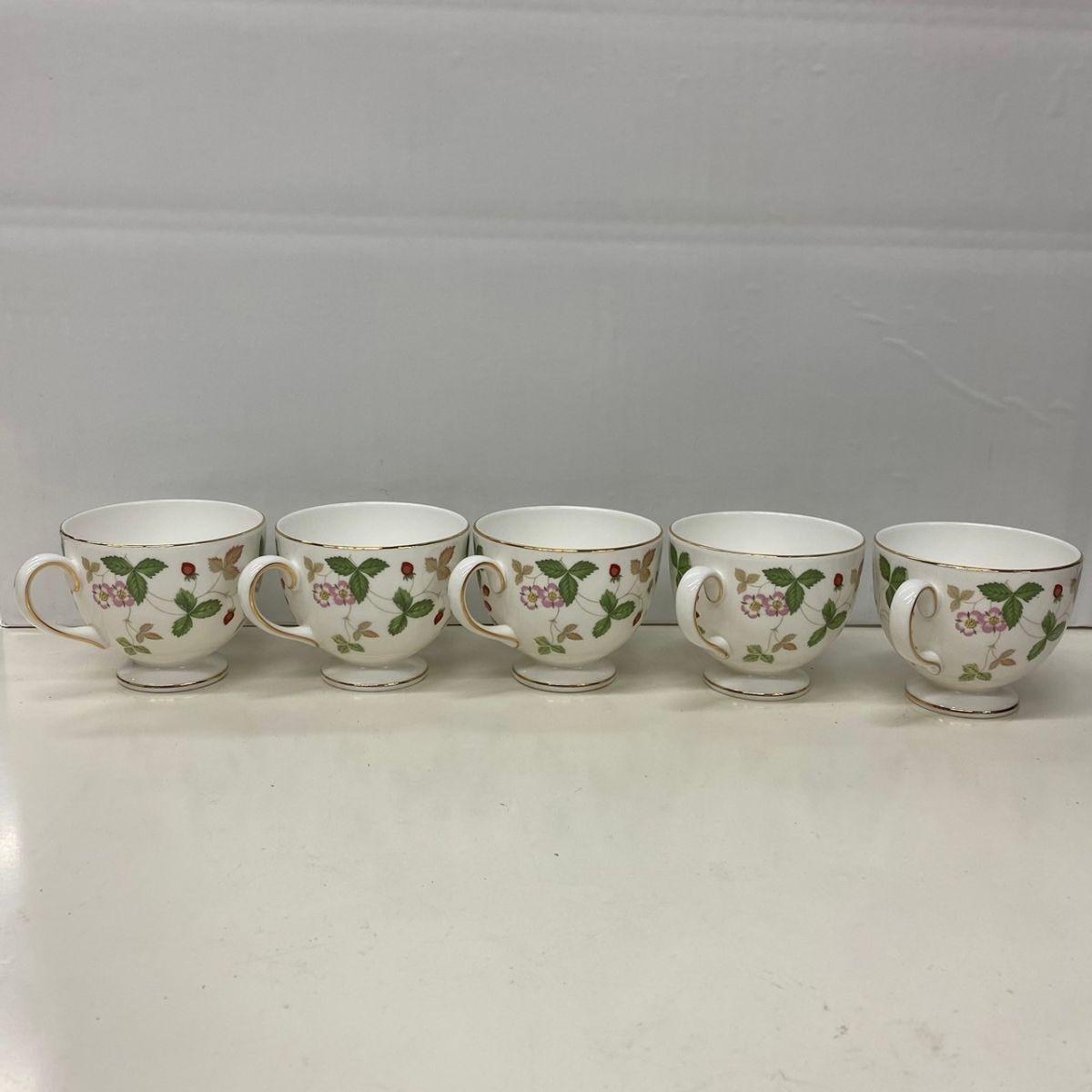 W308-C4-1407 WEDGWOOD ウェッジウッド WILD STRAWBERRY ワイルドストロベリー カップ&ソーサー 5客 セット 洋食器 金彩 茶器 まとめ ④_画像6