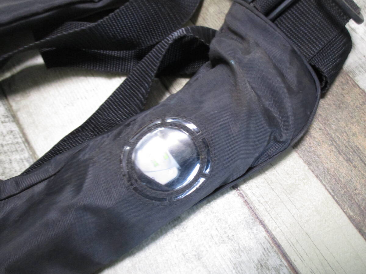 ブルーストーム BLUESTORM 救命胴衣 ライフジャケット 自動膨張式  ブラック 現状品 （FLAWEの画像3
