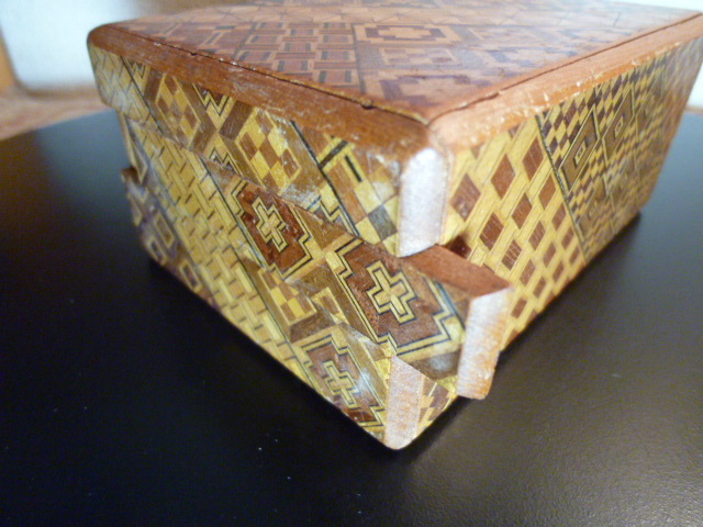 箱根寄木細工 伝統的工芸品 からくり秘密箱 10回仕掛け　展示品_左中板緩いです。