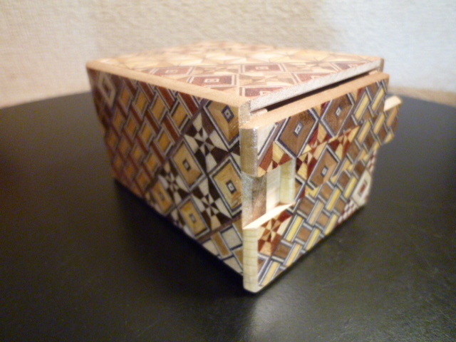 箱根寄木細工 伝統的工芸品 からくり秘密箱 12回仕掛け　新品同様・展示品_画像4