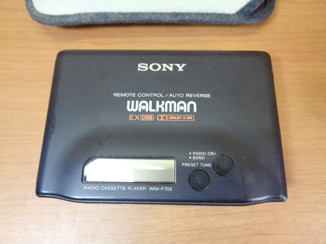 ★格安売切★SONY WALKMAN WM-F702 カセットプレーヤー イヤホン バッテリー 収納ケース ソニー ウォークマン ポータブルプレーヤー 黒_画像2